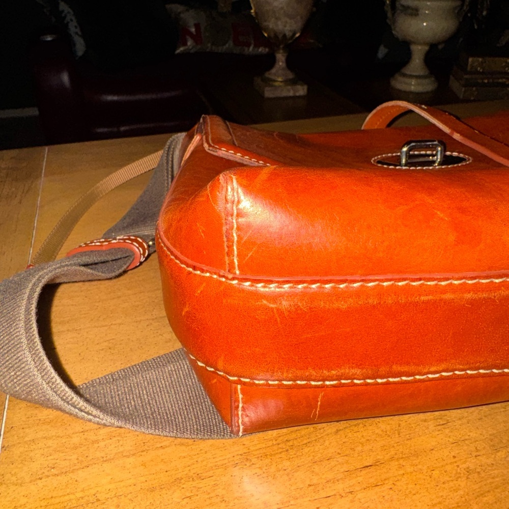 Florentine Toscana leather crossbody saddle bag - Picture 11 of 12